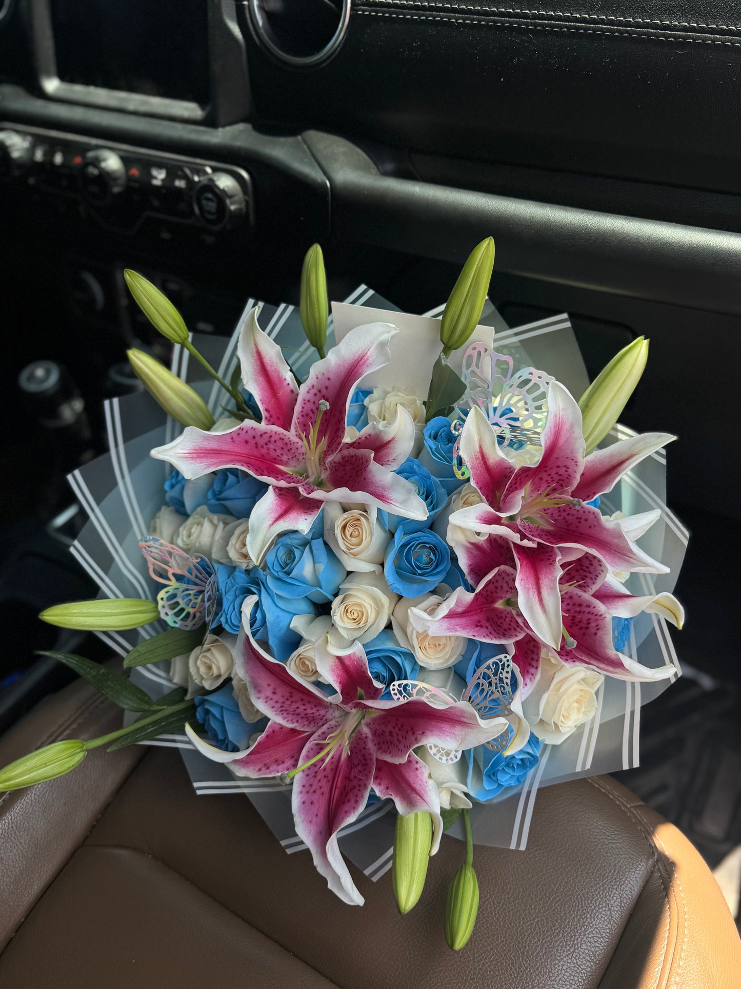 50ct blue & white roses + lilies